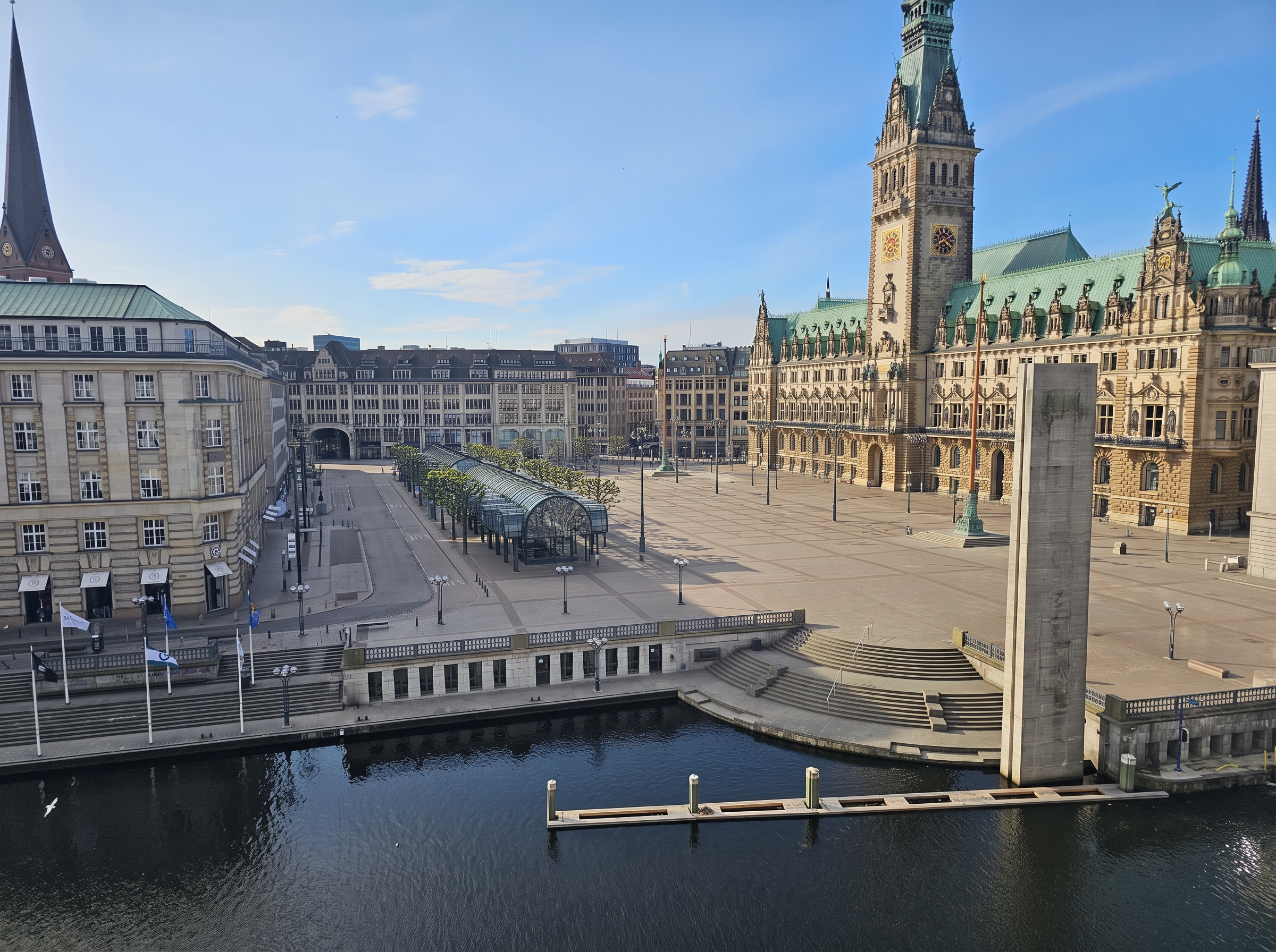 Blick über die Kleine Alster auf das Hamburger Rathaus
